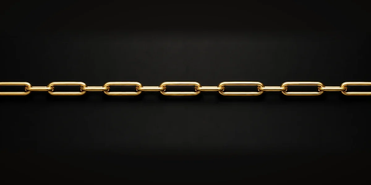Goldene Büroklammerkette – Große längliche Glieder bilden eine moderne, offene Paperclip-Optik.