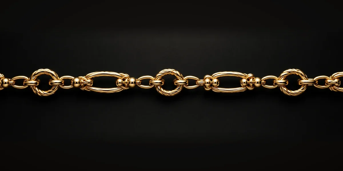 Goldene Fantasiekette – Dekorative Glieder, Zwischenelemente oder Oberflächen werden bewusst frei kombiniert.